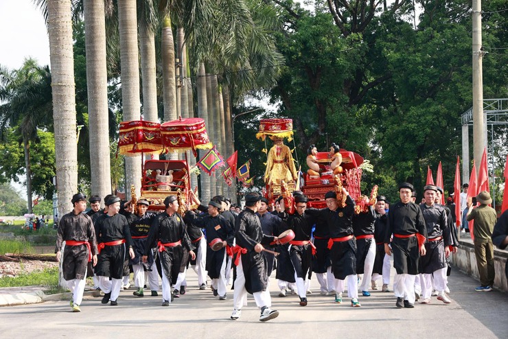LÃNH ĐẠO XÃ ỨNG THIÊN DÂNG HƯƠNG TẠI  LỄ HỘI TRUYỀN THỐNG BA THÔN BẶT- Ảnh 6.