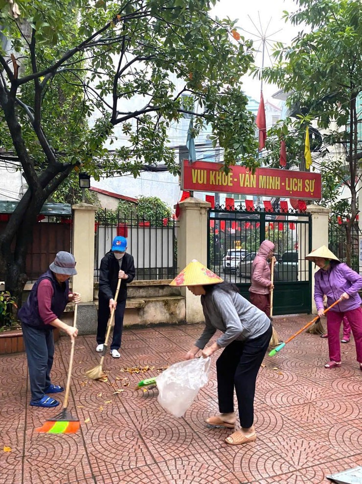 ẤM ÁP NGHĨA TÌNH: HỘI PHỤ NỮ PHƯỜNG LÁNG DUY TRÌ NỀN NẾP CHĂM SÓC NHÀ BIA TƯỞNG NIỆM LIỆT SĨ- Ảnh 2.