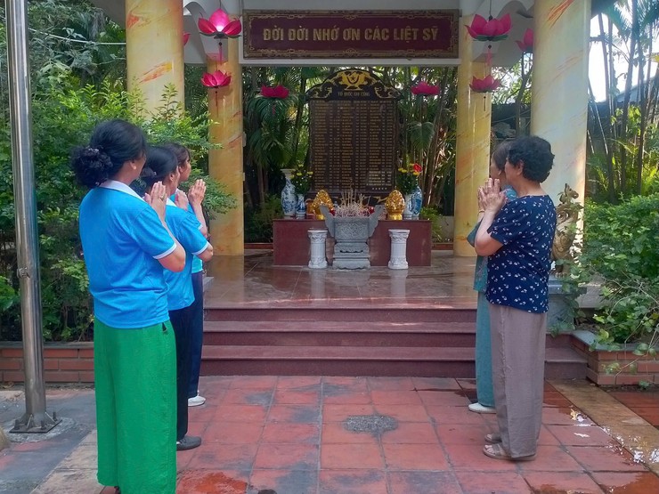 ẤM ÁP NGHĨA TÌNH: HỘI PHỤ NỮ PHƯỜNG LÁNG DUY TRÌ NỀN NẾP CHĂM SÓC NHÀ BIA TƯỞNG NIỆM LIỆT SĨ- Ảnh 4.