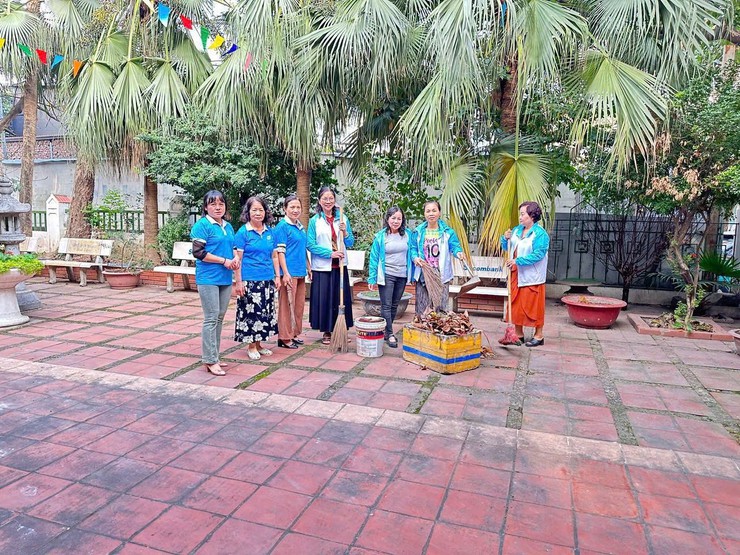 ẤM ÁP NGHĨA TÌNH: HỘI PHỤ NỮ PHƯỜNG LÁNG DUY TRÌ NỀN NẾP CHĂM SÓC NHÀ BIA TƯỞNG NIỆM LIỆT SĨ- Ảnh 7.