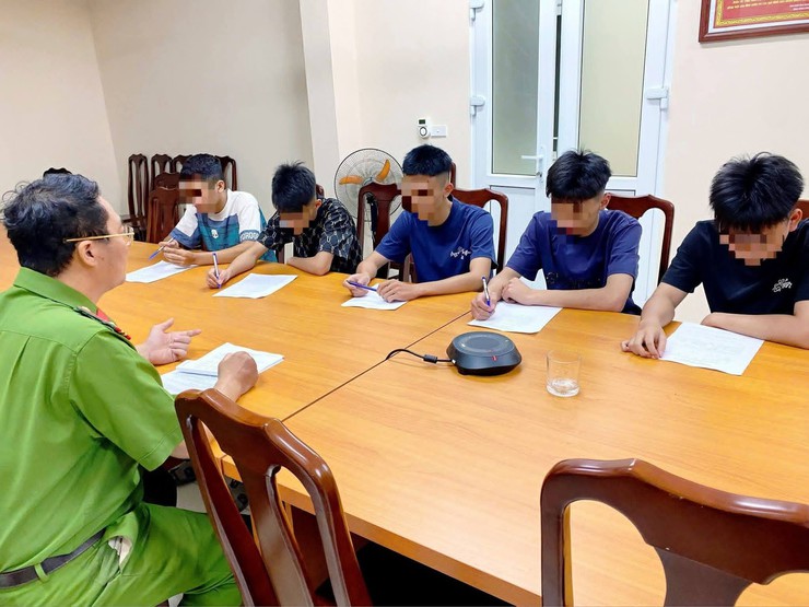 Công an xã Hòa Phú: Gọi hỏi, giáo dục, răn đe và cho ký cam kết chấp hành pháp luật đối với một số trường hợp thanh thiếu niên hư có nguy cơ vi phạm pháp luật- Ảnh 1.