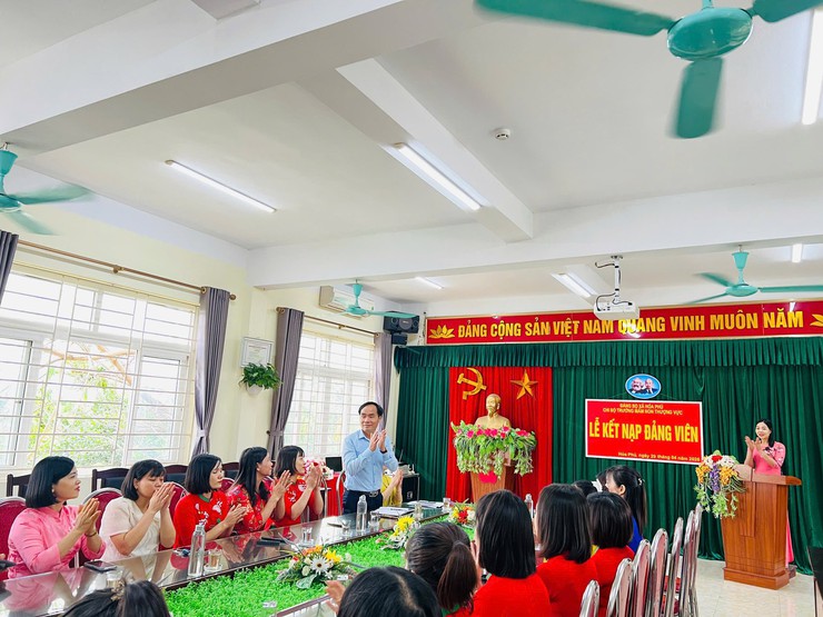 Chi bộ Trường Mầm non Thượng Vực tổ chức Lễ kết nạp Đảng viên cho quần chúng ưu tú Ngô Huyền My- Ảnh 3.