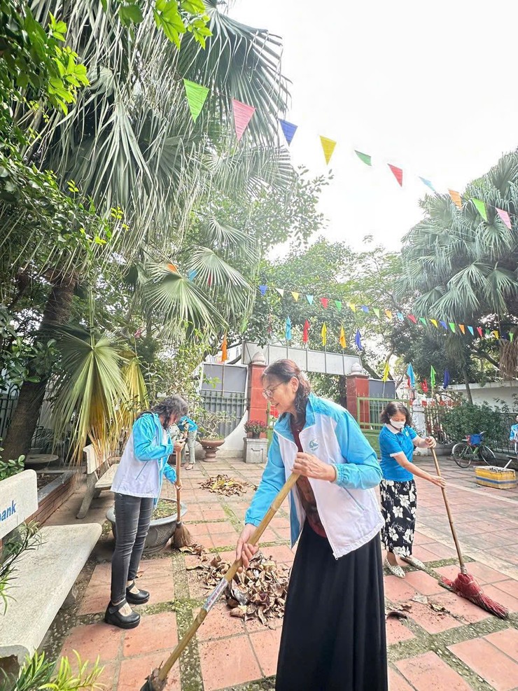 ẤM ÁP NGHĨA TÌNH: HỘI PHỤ NỮ PHƯỜNG LÁNG DUY TRÌ NỀN NẾP CHĂM SÓC NHÀ BIA TƯỞNG NIỆM LIỆT SĨ- Ảnh 6.