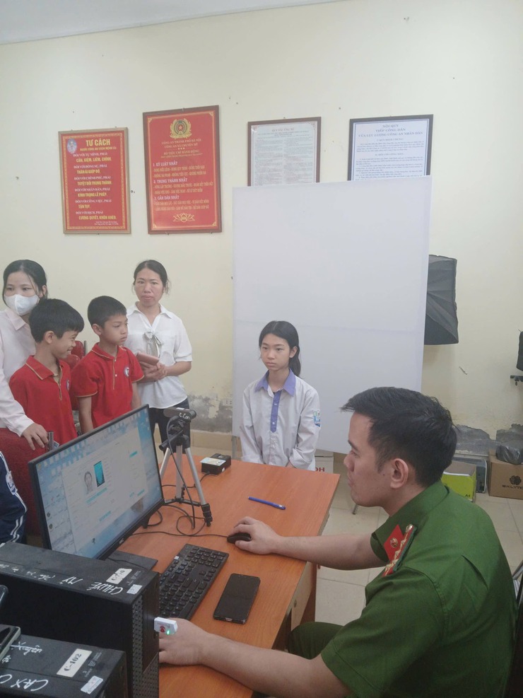 Công an xã Chuyên Mỹ định danh điện tử cho học sinh xuyên kỳ nghỉ lễ- Ảnh 1.