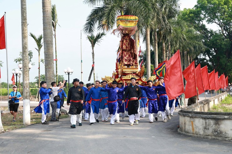 LÃNH ĐẠO XÃ ỨNG THIÊN DÂNG HƯƠNG TẠI  LỄ HỘI TRUYỀN THỐNG BA THÔN BẶT- Ảnh 7.