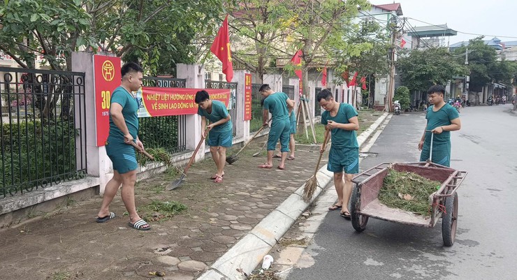 Lan tỏa “Chủ nhật xanh”: Cán bộ, chiến sĩ Ban CHQS xã Tam Hưng hành động vì môi trường- Ảnh 1.