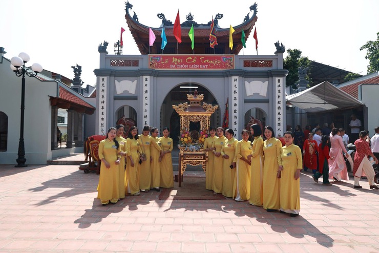 LÃNH ĐẠO XÃ ỨNG THIÊN DÂNG HƯƠNG TẠI  LỄ HỘI TRUYỀN THỐNG BA THÔN BẶT- Ảnh 2.