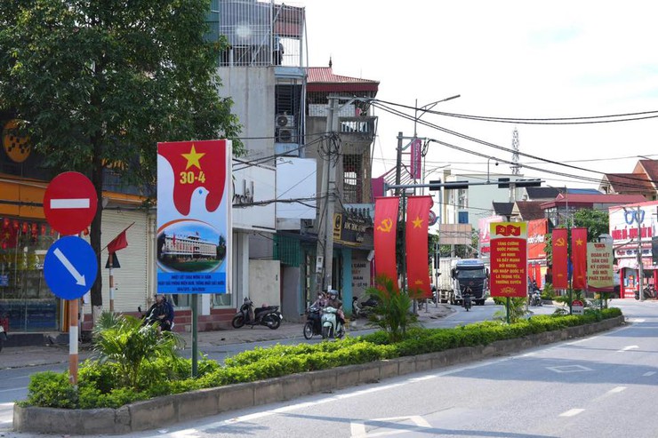 XÃ THANH OAI RỰC RỠ CỜ HOA CHÀO MỪNG NGÀY 30/4 VÀ 1/5- Ảnh 1.
