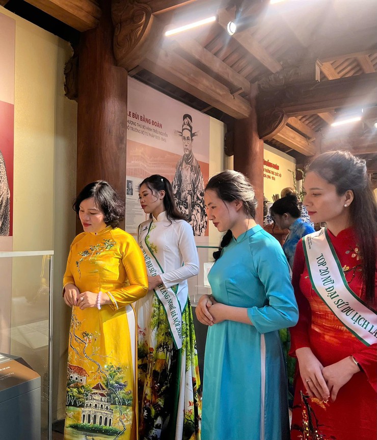 Đoàn Nữ Đại sứ Du lịch Làng nghề Hà Nội dâng hương tại Khu lưu niệm Trưởng ban Thường trực Quốc hội Bùi Bằng Đoàn- Ảnh 3.