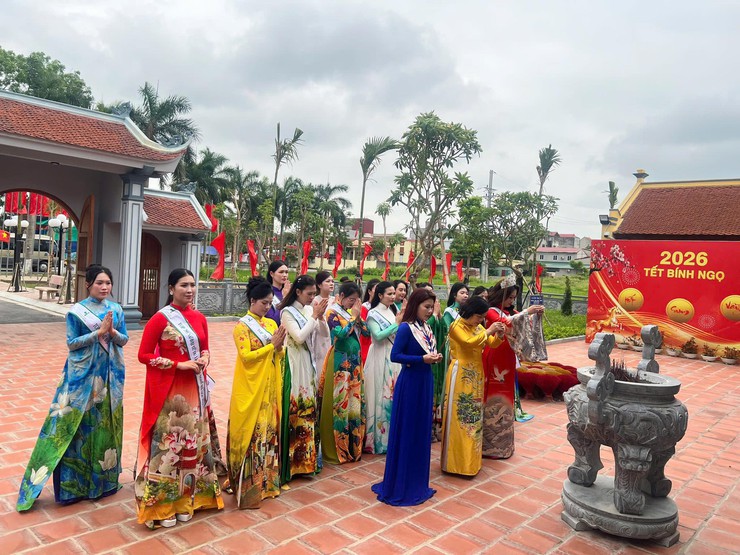 Đoàn Nữ Đại sứ Du lịch Làng nghề Hà Nội dâng hương tại Khu lưu niệm Trưởng ban Thường trực Quốc hội Bùi Bằng Đoàn- Ảnh 1.