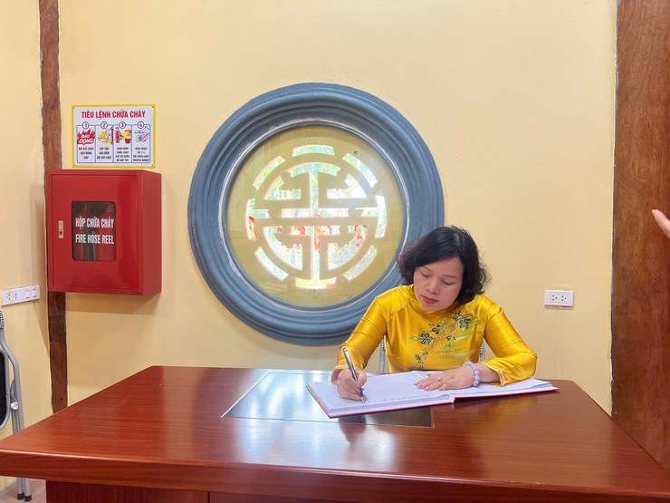 Đoàn Nữ Đại sứ Du lịch Làng nghề Hà Nội dâng hương tại Khu lưu niệm Trưởng ban Thường trực Quốc hội Bùi Bằng Đoàn- Ảnh 4.