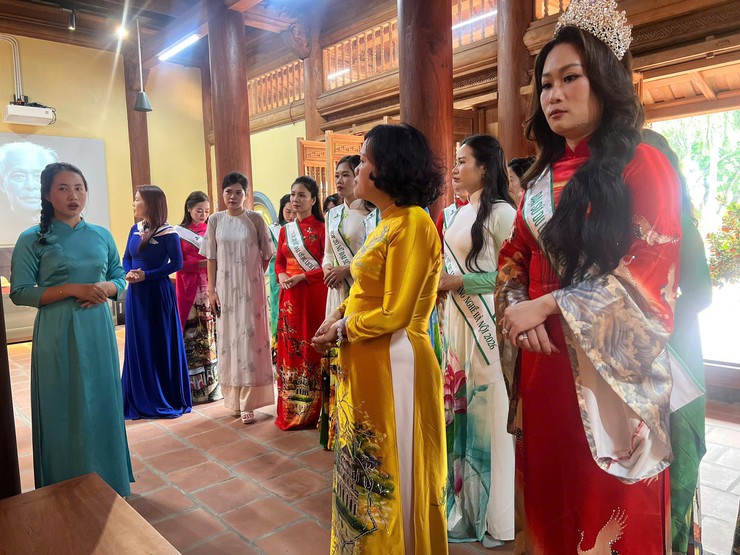 Đoàn Nữ Đại sứ Du lịch Làng nghề Hà Nội dâng hương tại Khu lưu niệm Trưởng ban Thường trực Quốc hội Bùi Bằng Đoàn- Ảnh 2.
