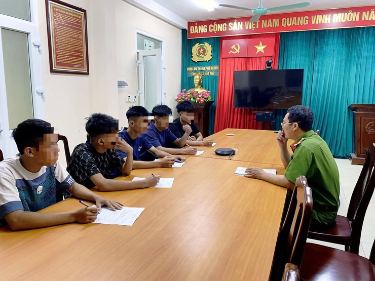 Công an xã Hòa Phú: Gọi hỏi, giáo dục, răn đe và cho ký cam kết chấp hành pháp luật đối với một số trường hợp thanh thiếu niên hư có nguy cơ vi phạm pháp luật- Ảnh 2.