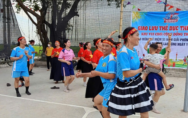 THÔN CẦU SÔI NỔI GIAO LƯU THỂ DỤC THỂ THAO CHÀO MỪNG 51 NĂM NGÀY GIẢI PHÓNG MIỀN NAM VÀ NGÀY QUỐC TẾ LAO ĐỘNG 1/5- Ảnh 1.