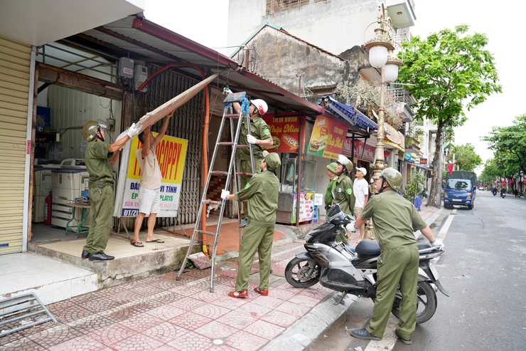 SƠN TÂY QUYẾT TÂM GIẢI QUYẾT DỨT ĐIỂM 5 "ĐIỂM NGHẼN" ĐÔ THỊ – RA QUÂN XỬ LÝ VI PHẠM TRÊN TUYẾN PHỐ LÊ LỢI- Ảnh 2.