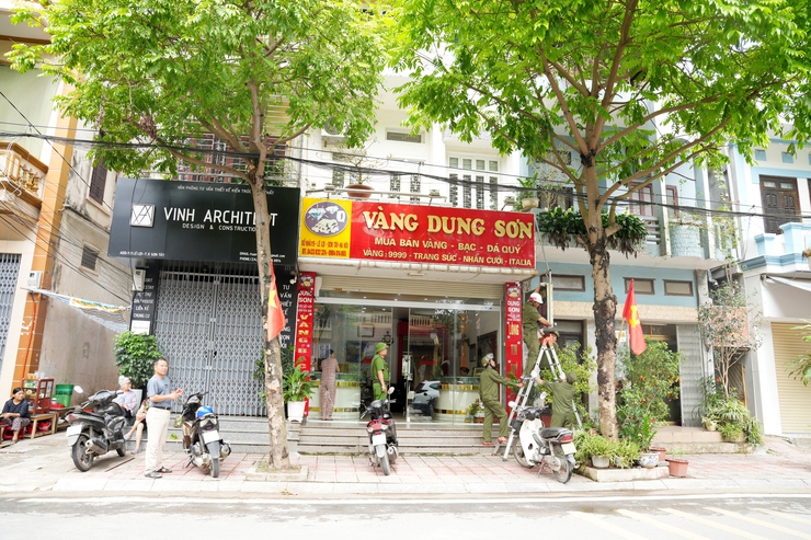 SƠN TÂY QUYẾT TÂM GIẢI QUYẾT DỨT ĐIỂM 5 "ĐIỂM NGHẼN" ĐÔ THỊ – RA QUÂN XỬ LÝ VI PHẠM TRÊN TUYẾN PHỐ LÊ LỢI- Ảnh 3.