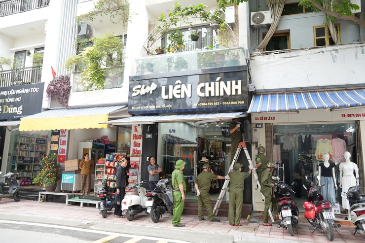 SƠN TÂY QUYẾT TÂM GIẢI QUYẾT DỨT ĐIỂM 5 "ĐIỂM NGHẼN" ĐÔ THỊ – RA QUÂN XỬ LÝ VI PHẠM TRÊN TUYẾN PHỐ LÊ LỢI- Ảnh 5.