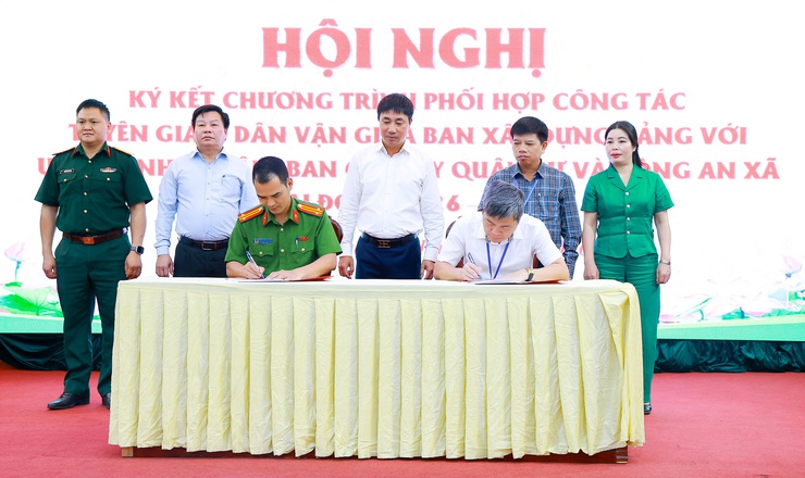 Ban Xây dựng Đảng xã Yên Xuân phối hợp với UBND xã, Công an xã và Ban Chỉ huy Quân sự xã tổ chức Hội nghị ký kết chương trình phối hợp thực hiện công tác - Ảnh 8.