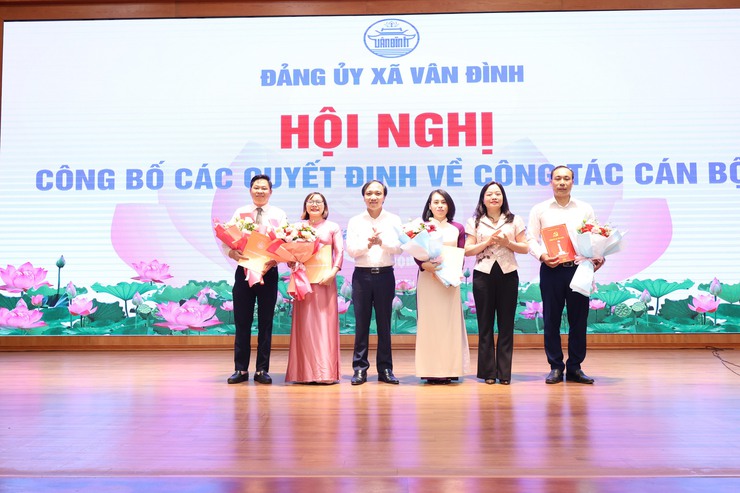 Xã Vân Đình công bố các Quyết định về công tác cán bộ- Ảnh 1.
