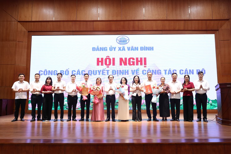 Xã Vân Đình công bố các Quyết định về công tác cán bộ- Ảnh 2.