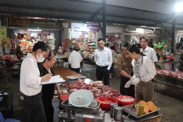 Phú Xuyên đẩy mạnh kiểm tra, nâng cao ý thức an toàn thực phẩm cho tiểu thương- Ảnh 1.