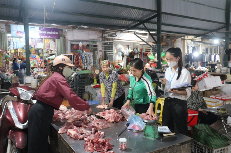 Phú Xuyên đẩy mạnh kiểm tra, nâng cao ý thức an toàn thực phẩm cho tiểu thương- Ảnh 2.
