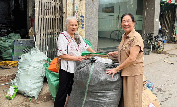 Thu gom phế liệu, phụ nữ Tây Hồ gây quỹ giúp người khó khăn- Ảnh 1.