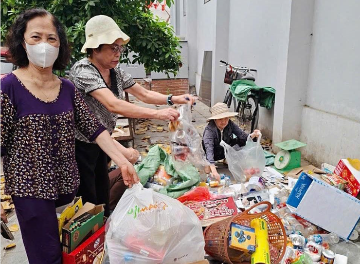 Thu gom phế liệu, phụ nữ Tây Hồ gây quỹ giúp người khó khăn- Ảnh 2.