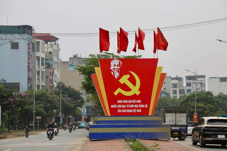 PHƯỜNG DƯƠNG NỘI RỰC RỠ CỜ HOA ĐÓN LỄ 30/4 VÀ QUỐC TẾ LAO ĐỘNG 1/5- Ảnh 3.