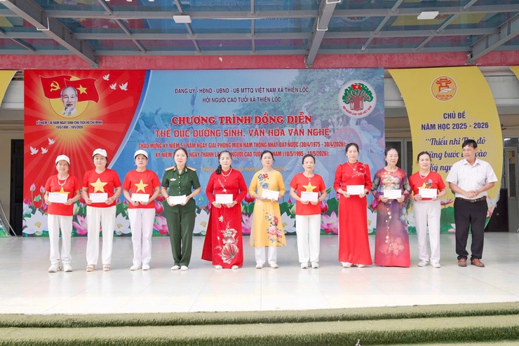 Hội Người cao tuổi xã Thiên Lộc giao lưu văn hóa, văn nghệ - thể dục dưỡng sinh chào mừng các ngày lễ lớn của đất nước.- Ảnh 6.