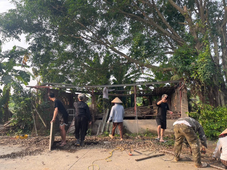 Nhân dân xã Minh Châu tích cực thu dọn tài sản, bàn giao mặt bằng, chung sức vì sự phát triển quê hương.- Ảnh 1.