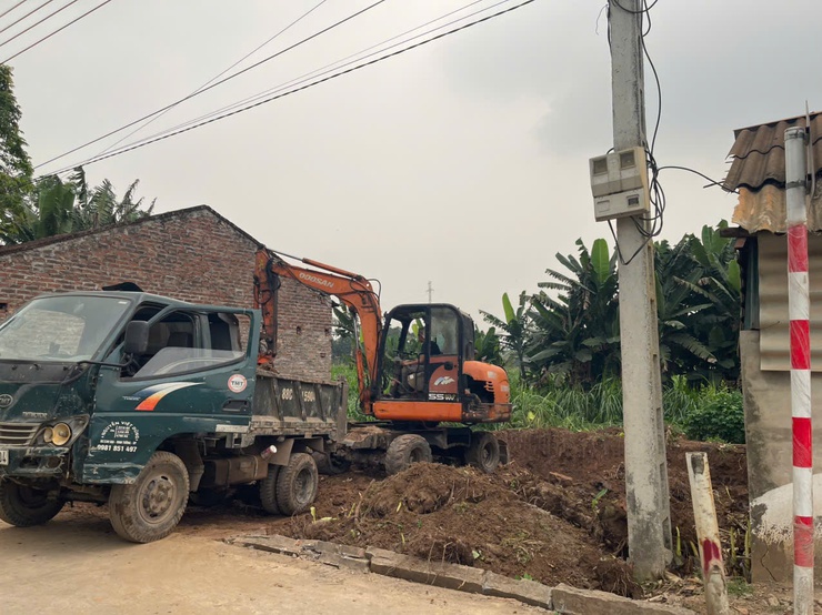 Nhân dân xã Minh Châu tích cực thu dọn tài sản, bàn giao mặt bằng, chung sức vì sự phát triển quê hương.- Ảnh 4.