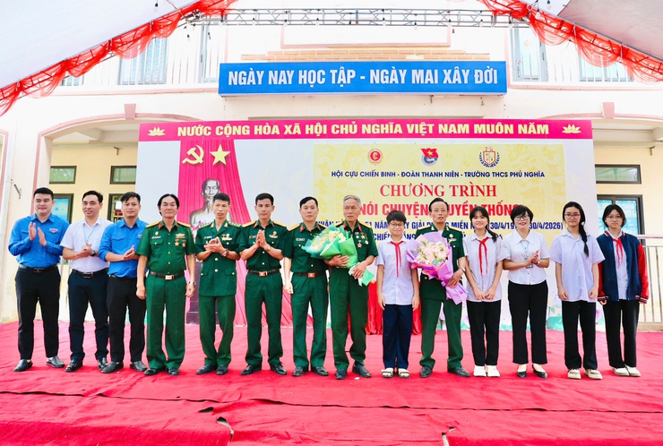 Thắp lửa truyền thống cách mạng cho học sinh THCS Phú Nghĩa qua những câu chuyện lịch sử sống động- Ảnh 16.