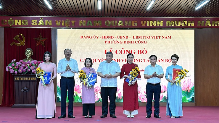 Lễ chào cờ tháng Năm: Khẳng định quyết tâm, trao niềm tin và định hướng phát triển- Ảnh 5.