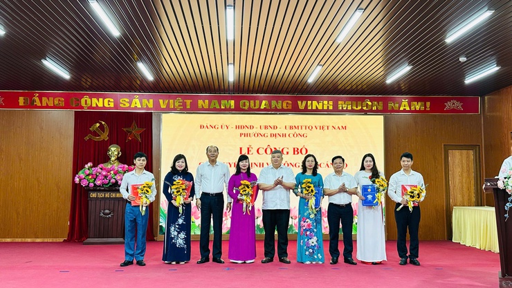 Lễ chào cờ tháng Năm: Khẳng định quyết tâm, trao niềm tin và định hướng phát triển- Ảnh 4.