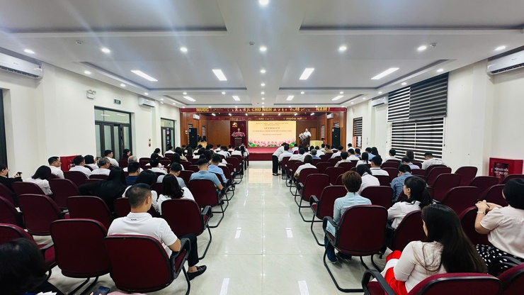Lễ chào cờ tháng Năm: Khẳng định quyết tâm, trao niềm tin và định hướng phát triển- Ảnh 1.