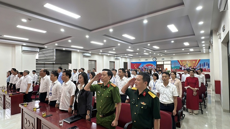 Lễ chào cờ tháng Năm: Khẳng định quyết tâm, trao niềm tin và định hướng phát triển- Ảnh 3.