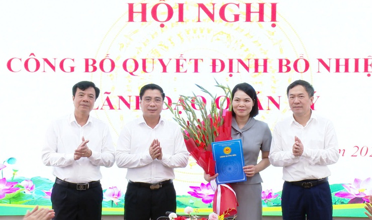 XÃ ỨNG HÒA CÔNG BỐ QUYẾT ĐỊNH BỔ NHIỆM TRƯỞNG PHÒNG KINH TẾ- Ảnh 1.
