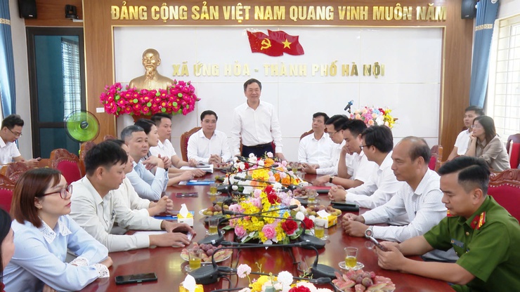 XÃ ỨNG HÒA CÔNG BỐ QUYẾT ĐỊNH BỔ NHIỆM TRƯỞNG PHÒNG KINH TẾ- Ảnh 2.