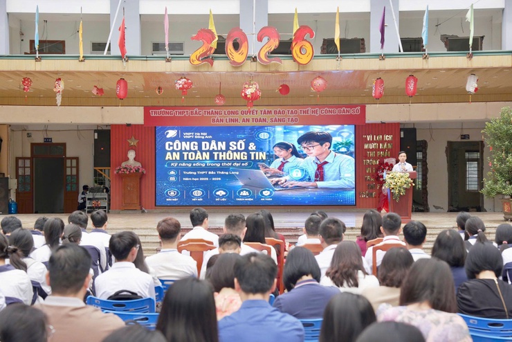 UBND xã Thiên Lộc tổ chức Chương trình tuyên truyền, tập huấn kỹ năng số cho giáo viên và học sinh Trường THPT Bắc Thăng Long- Ảnh 1.