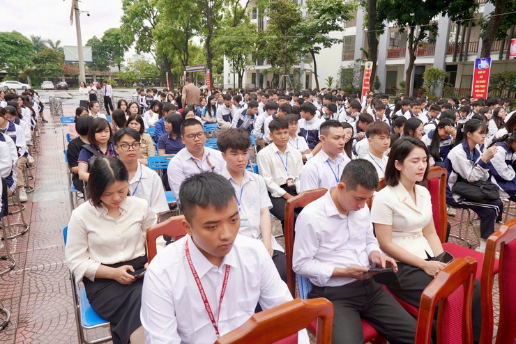 UBND xã Thiên Lộc tổ chức Chương trình tuyên truyền, tập huấn kỹ năng số cho giáo viên và học sinh Trường THPT Bắc Thăng Long- Ảnh 8.