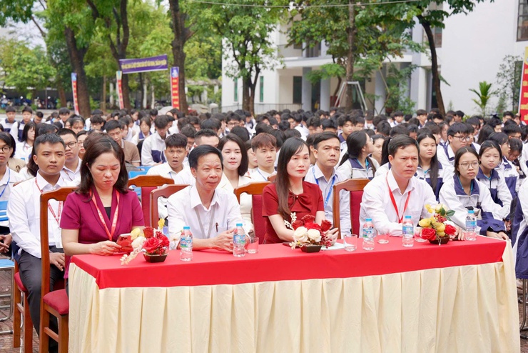 UBND xã Thiên Lộc tổ chức Chương trình tuyên truyền, tập huấn kỹ năng số cho giáo viên và học sinh Trường THPT Bắc Thăng Long- Ảnh 4.