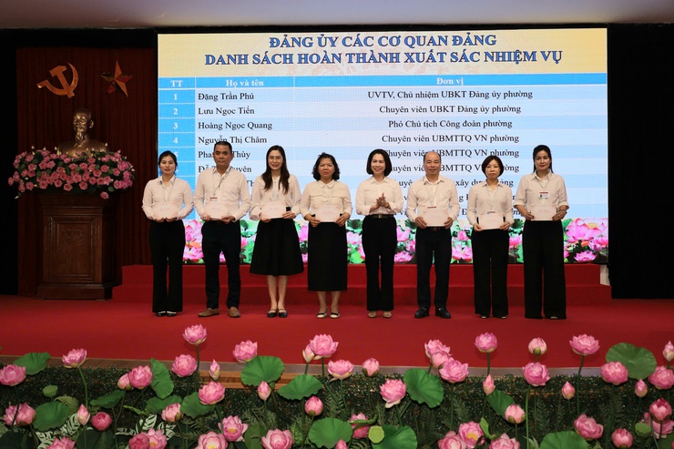 LỄ SINH HOẠT DƯỚI CỜ THÁNG 5 CƠ QUAN ĐẢNG ỦY VÀ CƠ QUAN HĐND-UBND PHƯỜNG BỒ ĐỀ.- Ảnh 5.