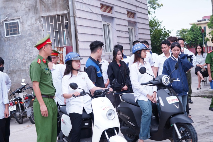 Công an phường Chương Mỹ tuyên truyền, hướng dẫn kỹ năng lái xe an toàn cho học sinh- Ảnh 3.