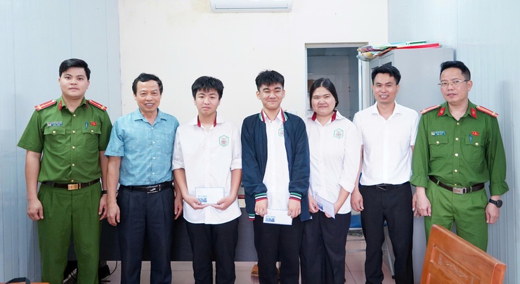 Công an phường Chương Mỹ tuyên truyền, hướng dẫn kỹ năng lái xe an toàn cho học sinh- Ảnh 12.