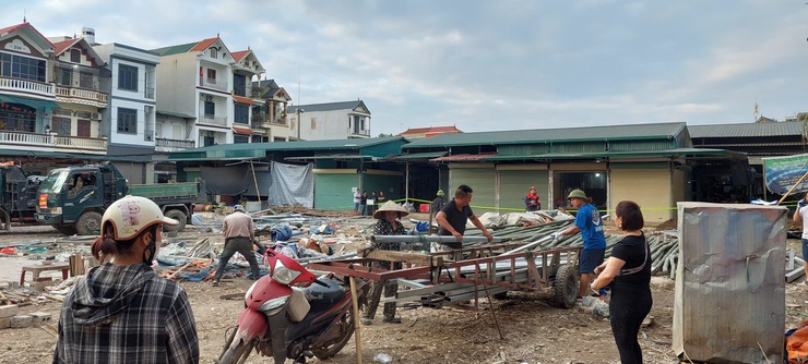 Ủy ban nhân dân xã Phú Nghĩa về tổ chức cưỡng chế vi phạm hành chính về đất đai tại khu bán hàng giang (chợ Đông Phương Yên)- Ảnh 12.