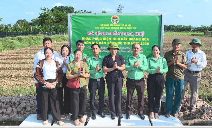 Hội Nông dân xã Phúc Thọ tổ chức dâng hương tri ân tại Đền thờ các Anh hùng Liệt sỹ Phúc Thọ và gắn biển mô hình trồng hoa Huệ tại xứ đồng Bến- Ảnh 4.