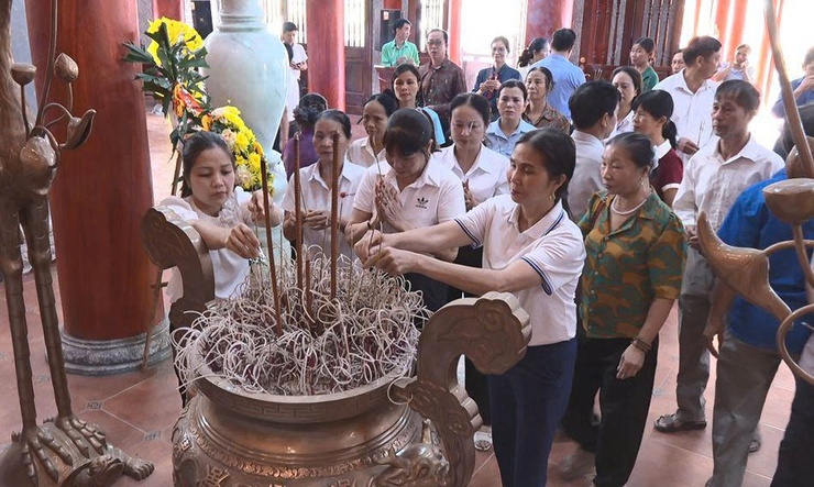 Hội Nông dân xã Phúc Thọ tổ chức dâng hương tri ân tại Đền thờ các Anh hùng Liệt sỹ Phúc Thọ và gắn biển mô hình trồng hoa Huệ tại xứ đồng Bến- Ảnh 2.