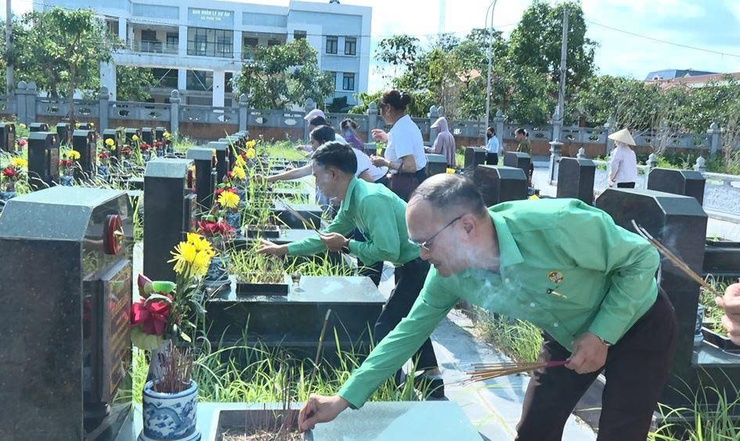 Hội Nông dân xã Phúc Thọ tổ chức dâng hương tri ân tại Đền thờ các Anh hùng Liệt sỹ Phúc Thọ và gắn biển mô hình trồng hoa Huệ tại xứ đồng Bến- Ảnh 3.