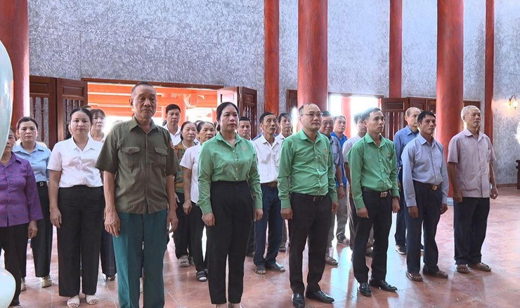 Hội Nông dân xã Phúc Thọ tổ chức dâng hương tri ân tại Đền thờ các Anh hùng Liệt sỹ Phúc Thọ và gắn biển mô hình trồng hoa Huệ tại xứ đồng Bến- Ảnh 1.